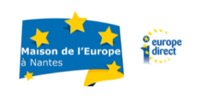Drapeau bleu avec 5 étoiles jaunes et un texte : "Maison de l'Europe Nantes". A droite, un logo avec un "i" majuscule et des étoiles avec un texte : "Europe Direct"