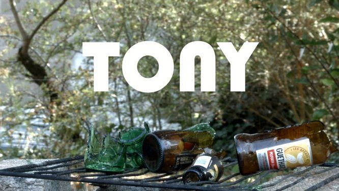 vue de déchets de bouteilles en verre sur une grille de barbecue avec le titre "Tony"