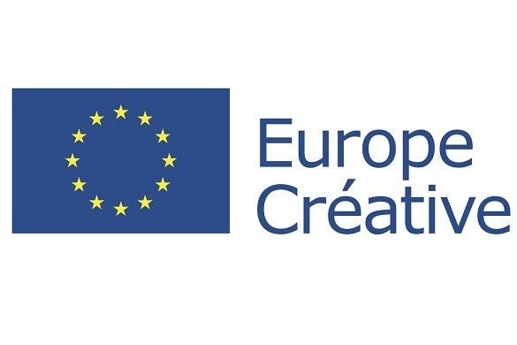 Logo du programme européen Europe Créative : drapeau de l' Union européenne (bleu avec les étoiles jaunes) avec texte sur la droite : Europe Créative