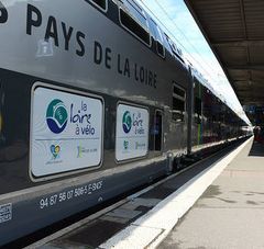 train à quai avec stickers la loire à vélo