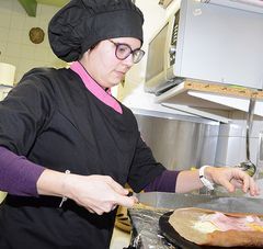 jeune professionnelle cuisinant une galette complète