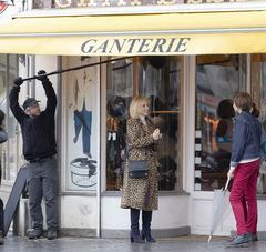 tournage avec techniciens et acteurs devant une devanture de magasin